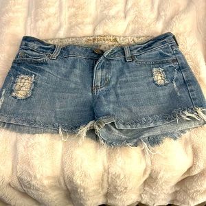 Women’s distressed denim short